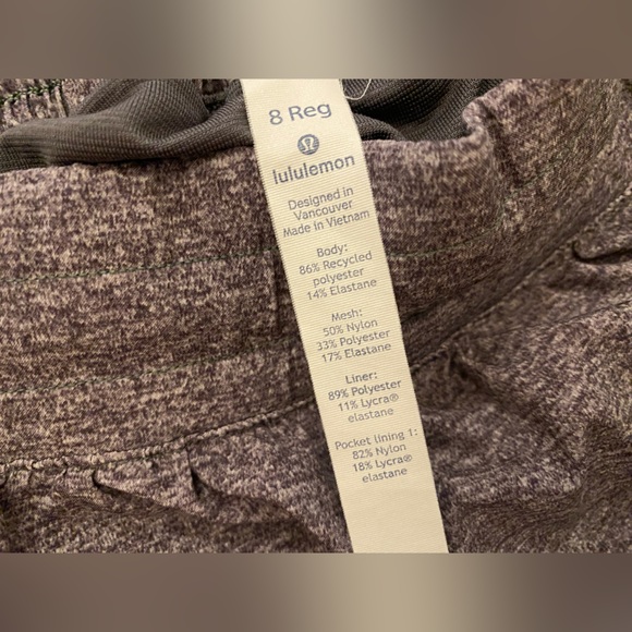 Lululemon shorts size 8 women’s Hotty hot low rise - Picture 3 of 3